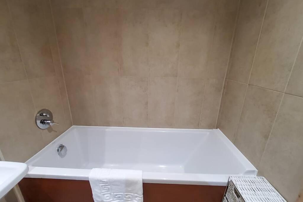 Apartment 2 Bed Aprtmt- Waterfront, 5 Beds, Parking *