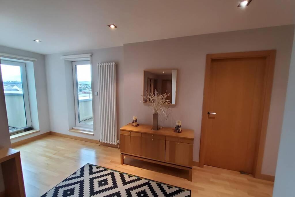 2 Bed Aprtmt- Waterfront, 5 Beds, Parking *