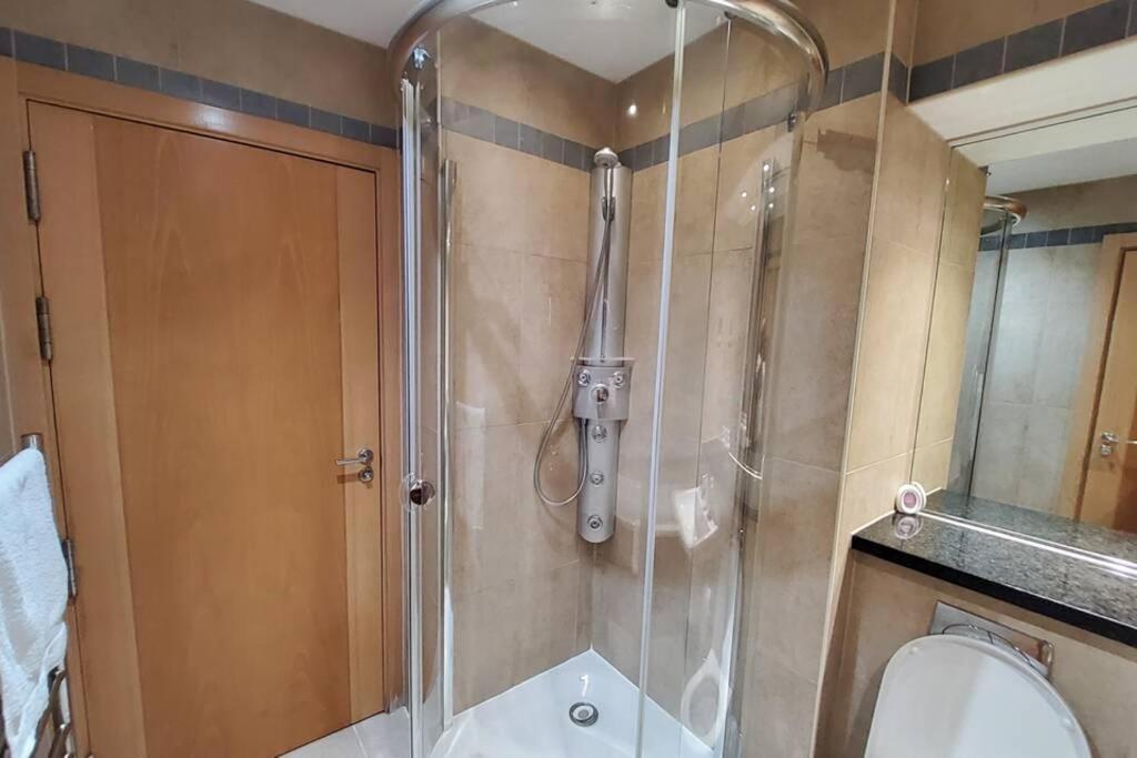 2 Bed Aprtmt- Waterfront, 5 Beds, Parking