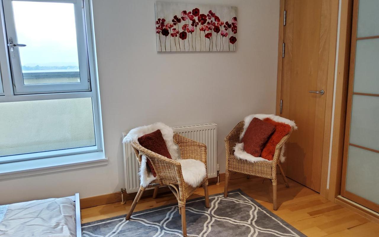 2 Bed Aprtmt- Waterfront, 5 Beds, Parking Apartment