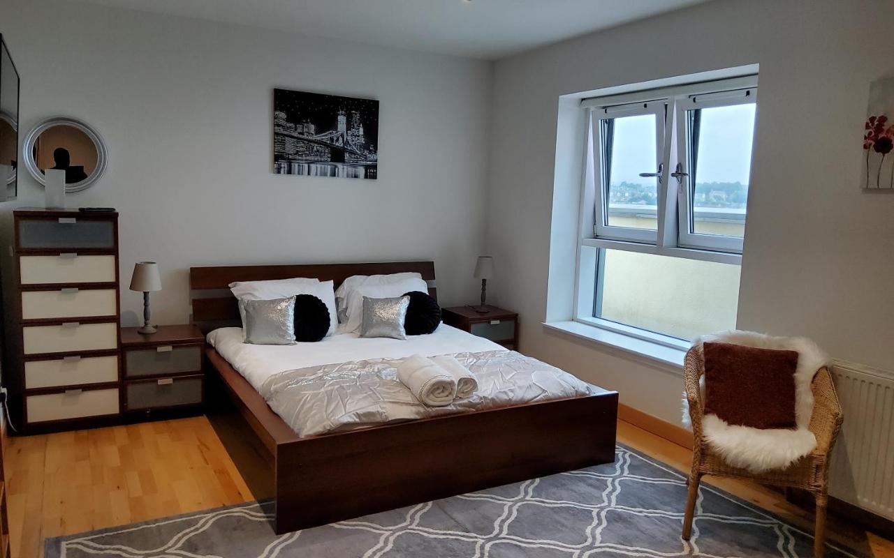 Apartment 2 Bed Aprtmt- Waterfront, 5 Beds, Parking *