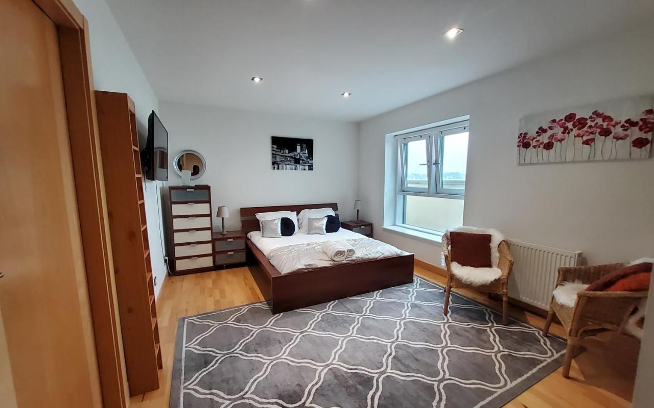 Apartment 2 Bed Aprtmt- Waterfront, 5 Beds, Parking *