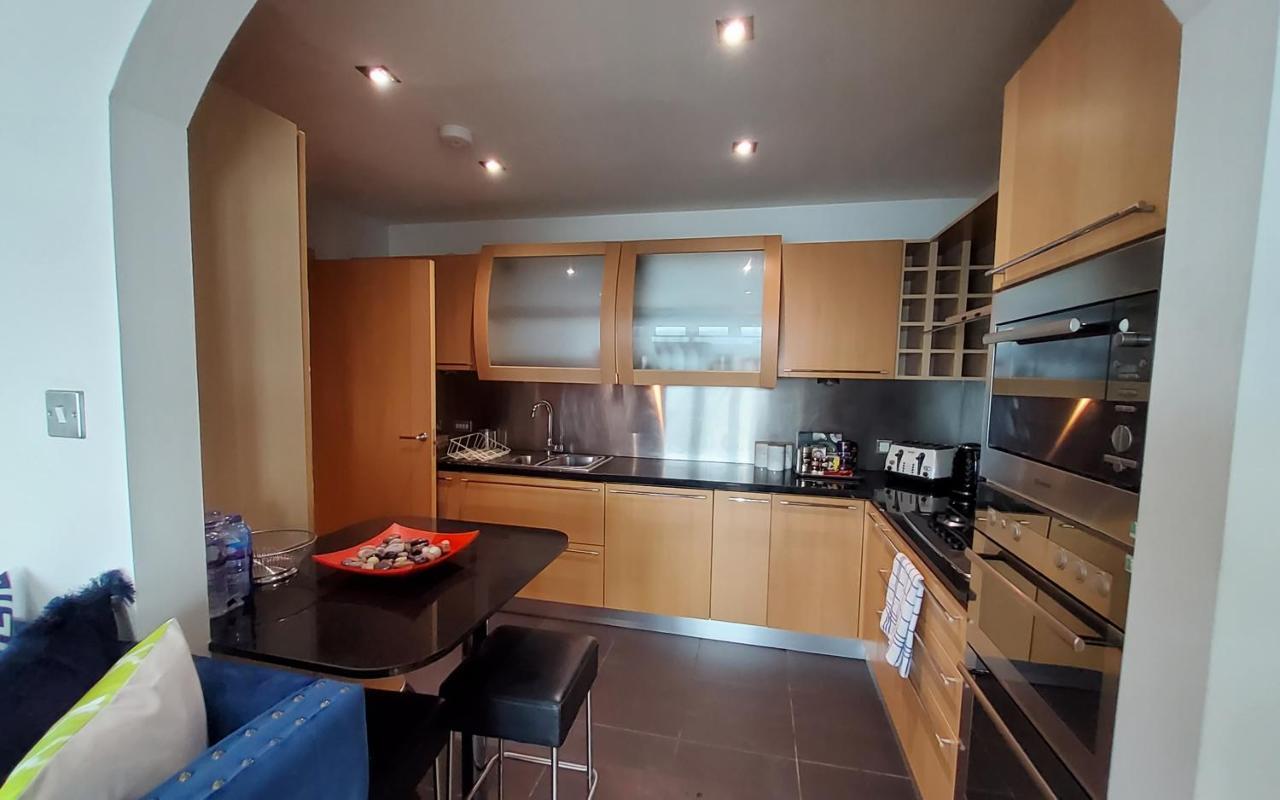 Apartment 2 Bed Aprtmt- Waterfront, 5 Beds, Parking